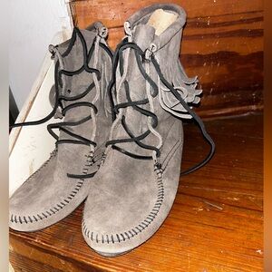 Minnetonka grey suede fringe booties w leather laces